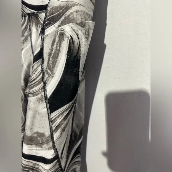 Xersion Black & White Marble Swirl Active Leggings | OX Plus - Picture 2 of 4